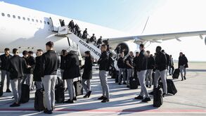 As imagens da chegada do Benfica à Bélgica com dois reforços na comitiva