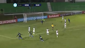 Jogada de laboratório dos sub-17 das Honduras: três jogadores para marcar um livre direto e acabaram a iludir toda a gente!