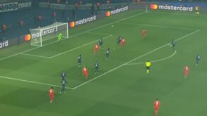 Coman inaugurou assim o marcador no PSG-Bayern com Donnarumma a ficar mal na fotografia