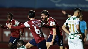 O defesa com golo desde a esquerda