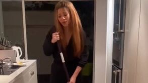 Esfrega chão da cozinha de saltos altos no dia dos namorados: Shakira deixa novo recado a Piqué
