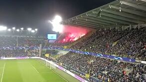 Adeptos do Benfica com tochas e tarja de protesto nas bancadas em Bruges