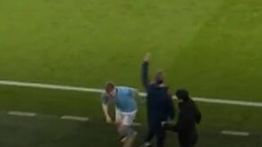 O empurrão de De Bruyne a Arteta na área técnica do Arsenal 