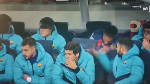 A reação de fúria de Raphinha ao ser substituído frente ao Manchester United