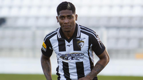Yony González espreita oportunidade para fazer a estreia a titular