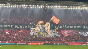 Arrepiante: adeptos do Trabzonspor homenageiam vítimas e heróis do sismo na Turquia