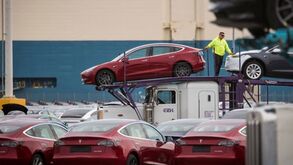 Tesla recolhe mais de 300 mil carros por aumentarem 