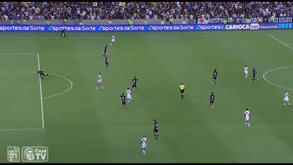 Central do Botafogo cai desamparado no relvado após sentir-se mal no jogo com o Vasco da Gama