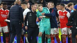 Adepto do Tottenham que agrediu guarda-redes do Arsenal proibido de entrar em estádios durante quatro anos