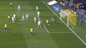 A assistência involuntária de Cristiano Ronaldo para o golo da vitória do Al Nassr sobre o Al Taawon