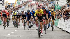 Magnus Cort vence e reforça liderança da geral na Volta ao Algarve