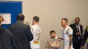 Jogadores do Al Taawon esperam com os filhos à porta do balneário do Al Nassr para tirar fotos com Cristiano Ronaldo