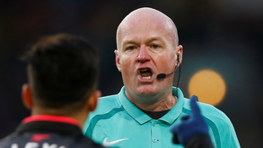 Árbitro da Premier League abandona arbitragem após polémica no Arsenal-Brentford