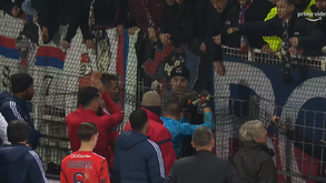 Anthony Lopes e restantes jogadores do Lyon estiveram à conversa com os adeptos após derrota em Auxerre