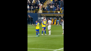 Jogador do Al Taawon deixou Cristiano Ronaldo de mão estendida no relvado