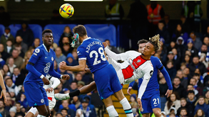 O momento em que Azpilicueta foi pontapeado na cabeça no Chelsea-Southampton: jogo esteve 10 minutos interrompido