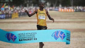 Jacob Kiplimo e Beatrice Chebet campeões do mundo de corta-mato