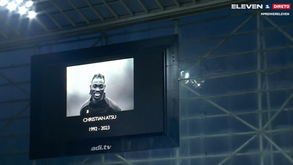 Lágrimas da mulher, nome entoado e aplauso de pé: homenagem arrepiante a Atsu no Newcastle-Liverpool