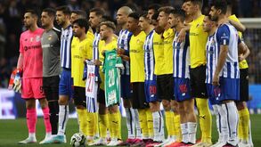 A homenagem a Atsu antes do FC Porto-Rio Ave: duas camisolas especiais e muitos aplausos
