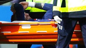 Neymar lesiona-se frente ao Lille e sai em lágrimas: veja o lance