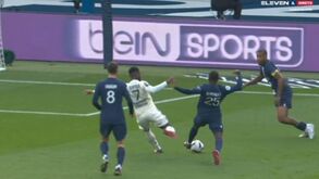 O momento em que Nuno Mendes se lesionou no PSG-Lille
