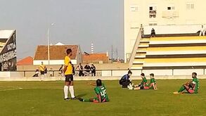 Insólito nos distritais: jogadores do Banheirense atiram-se para o relvado no começo da 2.ª parte e jogo termina