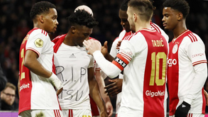Árbitro poupou amarelo a jogador que na Holanda fez homenagem a Atsu