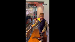 A magia do futebol: adeptos do Manchester United festejam golo com o filho de Fred