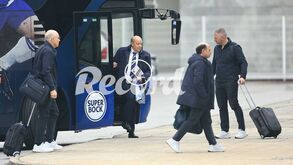 As imagens da partida do FC Porto para Milão e o detalhe do livro de Pinto da Costa