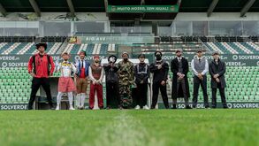 Jogadores do Rio Ave celebram Carnaval vestidos a rigor: houve presos e até personagens de 'Peaky Blinders'