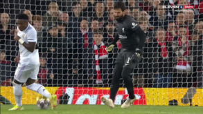 Alisson comprometeu e Vinícius Jr. bisou: o caricato golo que deu o empate ao Real Madrid