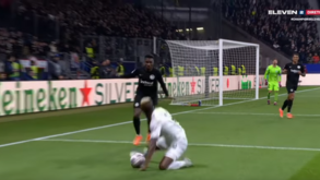 Penálti, expulsão e vitória italiana: o resumo do Eintracht Frankfurt-Nápoles