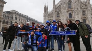 Adeptos do FC Porto vão fazendo a festa no centro de Milão