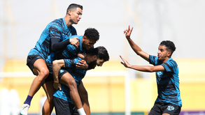 Momentos divertidos no treino do Al Nassr: Ronaldo às cavalitas de dois colegas!