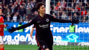 Kamada fica mesmo na Bundesliga: Alvo do Benfica segue viagem para Dortmund