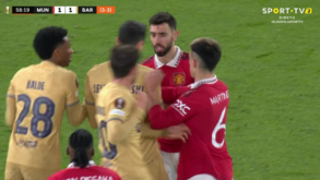 Bruno Fernandes chutou a bola contra um Frenkie de Jong deitado no chão... e a fúria catalã veio a seguir