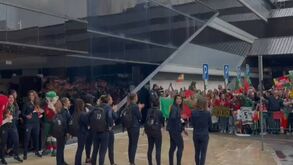 Seleção feminina recebida em festa no aeroporto de Lisboa após garantir entrada no Mundial