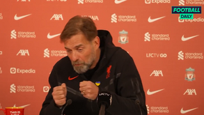 Klopp arranca gargalhadas na sala de imprensa: «Desde que arranhei o meu carro, conduzo assim...»