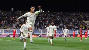 Al Nassr bate Dhamk com hat trick de Ronaldo e regressa à liderança do campeonato saudita
