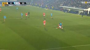 Vizela pediu vermelho direto para Otamendi neste lance: árbitro deu amarelo ao central do Benfica