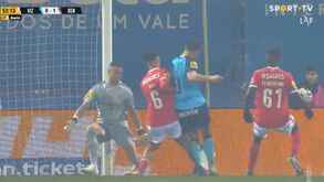 Vizela voltou a pedir penálti, agora por falta de Bah: árbitro e VAR nada assinalaram