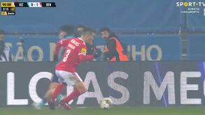 O lance do penálti sobre Grimaldo que permitiu ao Benfica fazer o segundo golo em Vizela