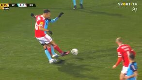 Vizela-Benfica: Anderson viu o segundo amarelo por esta falta sobre Musa e foi expulso