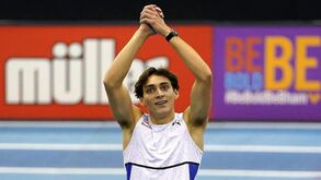 Duplantis melhora recorde do mundo do salto com vara para 6,22 metros