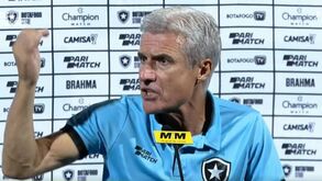 «Mas eu sou algum assassino?»: Luís Castro irritadíssimo após entrada da polícia de choque em campo