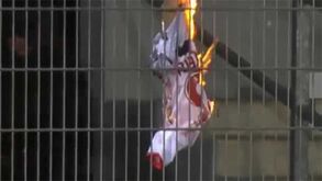 Adeptos do Sion em fúria queimam camisola de Balotelli