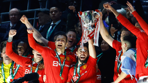 Man. United volta aos títulos quase 6 anos depois: as imagens da festa com Bruno Fernandes e Dalot em destaque