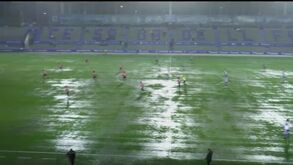 Marcou golo do meio campo e segundos depois... jogo foi suspenso