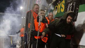 As imagens que provam o arremesso de pirotecnia no Midtjylland-Sporting