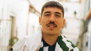 Bellerín em sessão fotográfica com camisolas vintage do Sporting